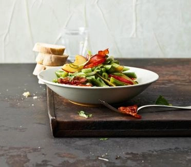 Bohnen-Pfirsich-Salat mit gebratenem Speck